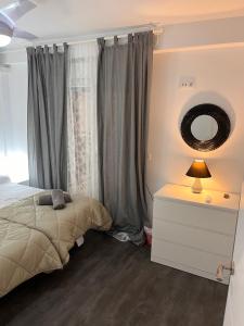 a bedroom with a bed and a dresser and a mirror at Piso de Luxe centre Vinaros in Vinaròs