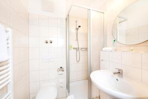 Koupelna v ubytování Garni Eden Hotels + 37 fotografií