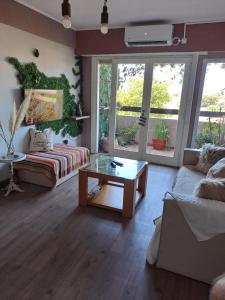 a living room with a couch and a coffee table at Excelente DPTO a cuadras del mar in Mar del Plata