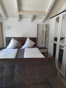 パッサウにあるPassau "Am Sulzsteg" 9のベッドルーム1室(大型ベッド1台、白いシーツ、枕付)
