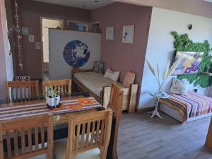 Zimmer mit einem Tisch, einem Bett und einem Esszimmer in der Unterkunft Excelente DPTO a cuadras del mar in Mar del Plata