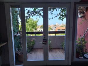 eine offene Tür mit Blick auf einen Balkon in der Unterkunft Excelente DPTO a cuadras del mar in Mar del Plata