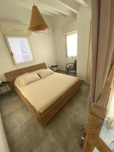 una camera con un grande letto di DUPLEX CALVI DIRECT PLAGE a Calvi