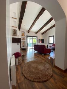 sala de estar amplia con sofá y alfombra en Villa - un air Marin, en Tourrettes-sur-Loup
