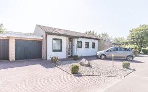 a car parked in front of a house at "Haus Hinnerk 3" Haus Hinnerk 3, Bungalow in Büsum