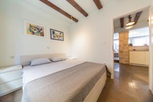 a bedroom with a large bed in a room at Apartman Škor in Komiža