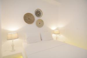 En eller flere senge i et værelse på Sea Breeze Mykonos + 39 billeder