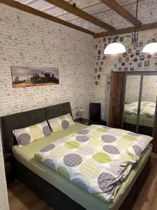 ein Schlafzimmer mit einem Bett und einer Ziegelwand in der Unterkunft Große Wohnung im Neu-Seen-Land Leipzig in Markkleeberg