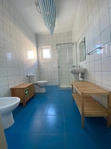 a bathroom with two toilets and a sink and a tub at Estudio Ar de Mar in Sagres