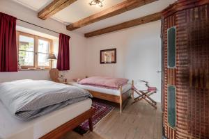 1 dormitorio con 2 camas y ventana en Haus Sophie en Longostagno