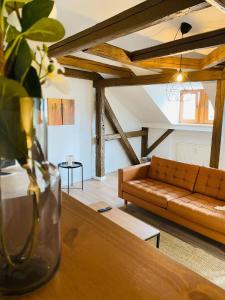 ein Wohnzimmer mit einem Sofa und einem Tisch in der Unterkunft YourFavoriteBed 80m2 Designwohnung im Zentrum 2 in Zwickau