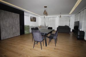 ein Esszimmer mit einem Tisch, Stühlen und einem Sofa in der Unterkunft סוויטות נופי החרמון - Hermon View Suites in Madschdal Schams