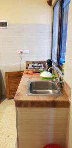 un comptoir de cuisine avec un évier et une fenêtre dans l'établissement Bella Breeze2 -Diani Beach Kenya, à Diani Beach