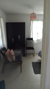 a living room with a couch and a chair at Casa Lola in Barra de Valizas