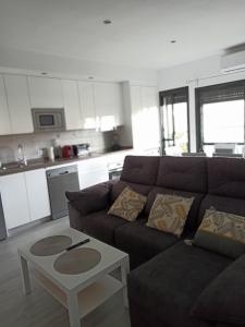 Una sala de estar con un sofá y una mesa de café. en Playa Atlanterra, 1ª linea playa vistas al mar, en Zahara de los Atunes