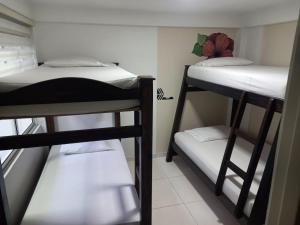 um quarto com três beliches num quarto em Hotel Avei Suites em Cali