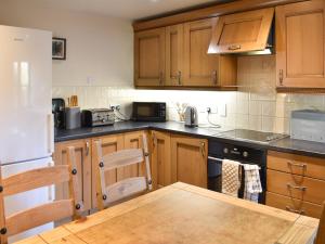 Dapur atau dapur kecil di Oaktree Cottage-uk42227