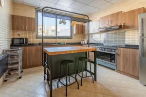 Kuchyň nebo kuchyňský kout v ubytování Al Dana Sea View Villa