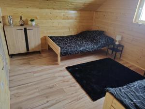Fotografia z galérie ubytovania Domek całoroczny pod sosenką v destinácii Łapanów
