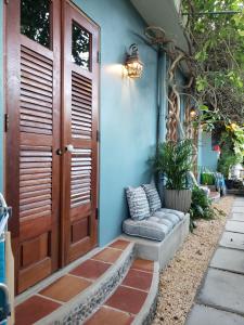 una porta d'ingresso di una casa con un divano accanto di Puertas a Vieques