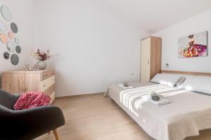 Postel nebo postele na pokoji v ubytování VILLA LIVIA with three nice apartments, swimming pool, childrens playground, barbecue and free parking