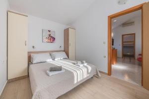 Postel nebo postele na pokoji v ubytování VILLA LIVIA with three nice apartments, swimming pool, childrens playground, barbecue and free parking