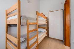 Postel nebo postele na pokoji v ubytování VILLA LIVIA with three nice apartments, swimming pool, childrens playground, barbecue and free parking