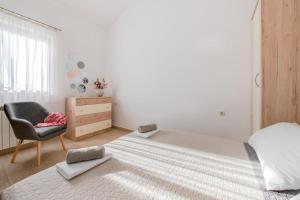 Postel nebo postele na pokoji v ubytování VILLA LIVIA with three nice apartments, swimming pool, childrens playground, barbecue and free parking