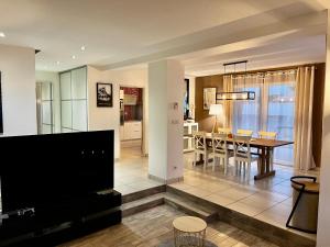 拉羅克德格蘭的住宿－La Maison de Jade，带电视的客厅和用餐室