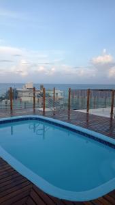 una piscina con vistas al océano en Apartamento na Praia de Ponta Negra, en Natal