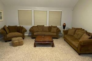 ein Wohnzimmer mit Sofas und einem Couchtisch in der Unterkunft Beautiful peaceful desirable home in Madera Rancho in Madera