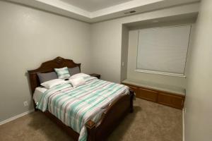 1 dormitorio con 1 cama y ventana. en Beautiful peaceful desirable home in Madera Rancho, en Madera