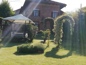 a garden with an arch in front of a house at A cà ed Franca e Giaco in La Morra