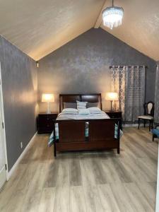 1 dormitorio con 1 cama y 2 lámparas. en Beautiful peaceful desirable home in Madera Rancho en Madera