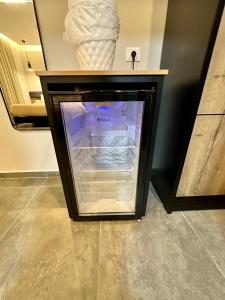 an empty refrigerator in a room with a vase at בוטיק רפאל Boutique Rafael in Eilat