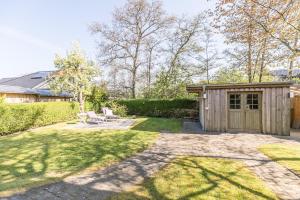 - un jardin avec un petit hangar dans la cour dans l'établissement "Wassermann" Haus Wassermann 21b, à Büsum