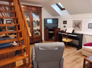 een woonkamer met een trap en een piano bij FILUTE in Vrbovsko