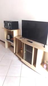 a flat screen tv sitting on top of a table at Pousada Montanha da Pedra Grande in Atibaia