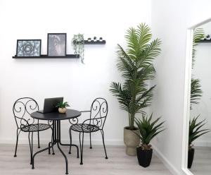 uma mesa com duas cadeiras e um portátil em The Libra Nordic Home em Roma