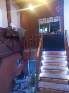 un conjunto de escaleras en una habitación con 2 sillas en Cabaña La iluminada en Tandil
