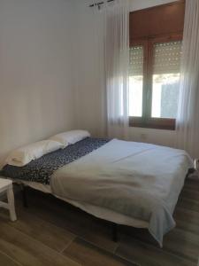 Säng eller sängar i ett rum på Villa Ametlla II