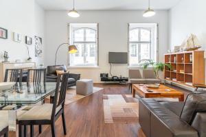 uma sala de estar com um sofá e uma mesa em LV Premier Apartments Chiado- CH em Lisboa