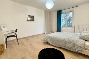 a bedroom with a bed and a desk and a table at Le Royal Cosy - Spacieux T2 - Proche Chantilly, Paris & Astérix in Nogent-sur-Oise