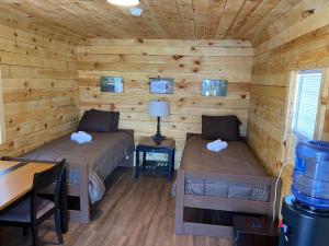 pokój z 2 łóżkami w drewnianym domku w obiekcie Canal Cabins w mieście Paw Paw