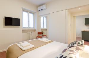 A television and/or entertainment centre at VELASQUEZ APARTMENTS - B - San Siro