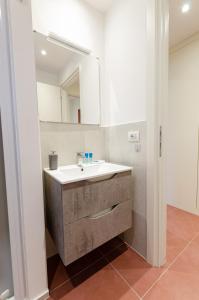 A bathroom at VELASQUEZ APARTMENTS - B - San Siro Még 6 kép