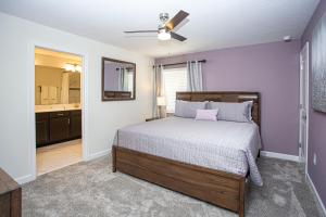 um quarto com uma cama e uma casa de banho em Marvelous 5 Bedroom w/ Pool Close to Disney 4811 em Kissimmee