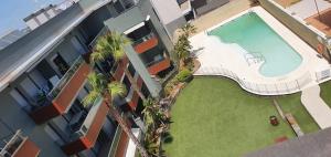 una vista aérea de un edificio con piscina y palmeras en Rota Mar, en Rota