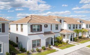 uma fila de casas brancas com telhados castanhos em Marvelous 5 Bedroom w/ Pool Close to Disney 4811 em Kissimmee