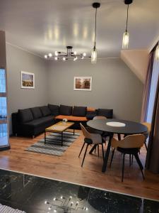 een woonkamer met een bank en een tafel bij AMAYA in Varna